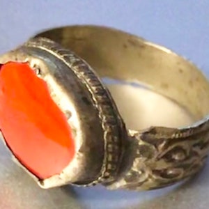 Antik oder Vintage Tribal Koralle Glasstein Ring Handarbeit Metall Größe 7 1/2 Unisex Ring Bauchtanz Schmuck