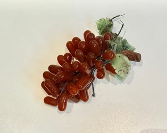 Dekorative Vtg-Rote Traubengruppe, Karneol-Achat-Stein-Trauben, Jadegrün, geschnitzte Blätter, Obstschale, Display, gefälschtes Obst-Stillleben-Arrangement