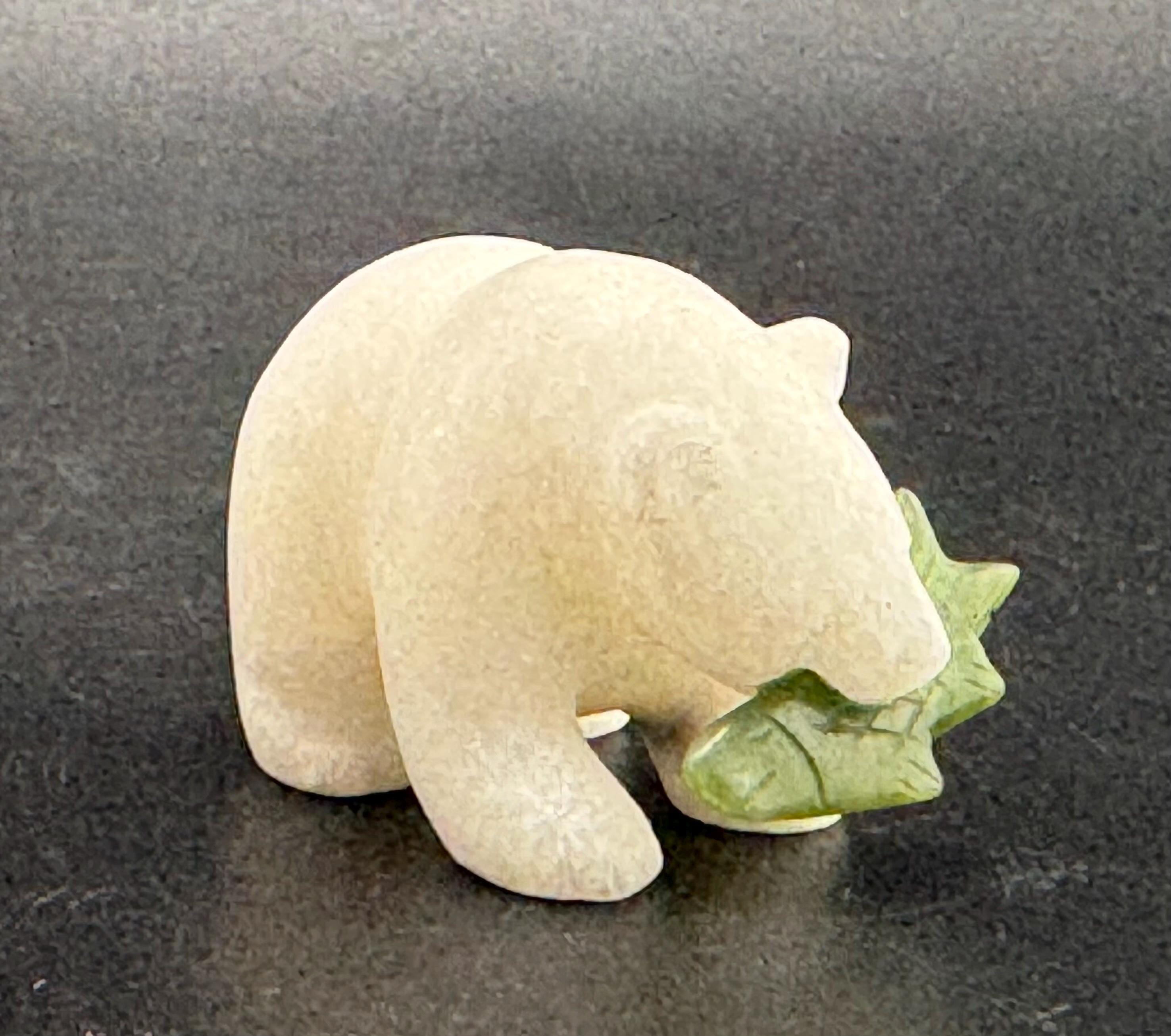 カナダ製　シロクマ　熊　翡翠　石　石製　石彫　石彫り　置物　オブジェ Carved Stone Native American Polar Bear Fish Salmon Fetish Spirit
