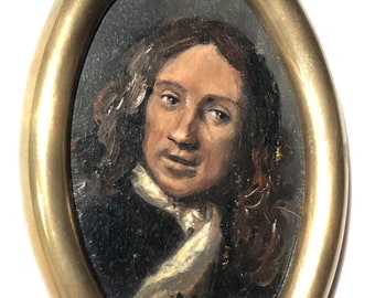 Op de afbeelding: Een ovaal miniatuurportret van een persoon met lang bruin haar dat een witte sjaal draagt. Het portret is ingelijst in een gouden ovale lijst.
