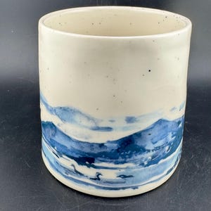 Mug Anthropologie d'occasion, lettre L flottante, monogramme L, initiales bleues et graphismes paysage eBay, glaçure mouchetée, tasse à café en grès de qualité image 7