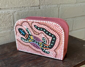 Vtg Bunjalung Art Letter Rack Napkin Holder Salamander Lizard Tribal Folk Art Clay Aboriginal Hand Painted Australian Indigenous Bundjalung