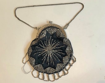 Antik viktoriansk edwardiansk stålpärlväska myntbörs stjärnformad design original satinfoder docktillbehör Shadowbox Dark Academia