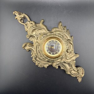 Antieke Duitse Victoriaanse kartelklok barokke stijl verguld metaal asymmetrische cartouche pluimen wervelingen Onyx Trophy Co Duitsland in werking