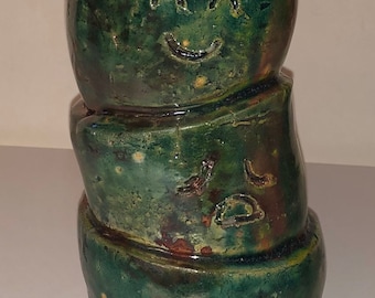 Vase Emoji visage moderniste vintage Vase forme libre vert métallisé Vase en poterie d'art américain vernis polychrome Raku Bud Vase artiste signé CLC