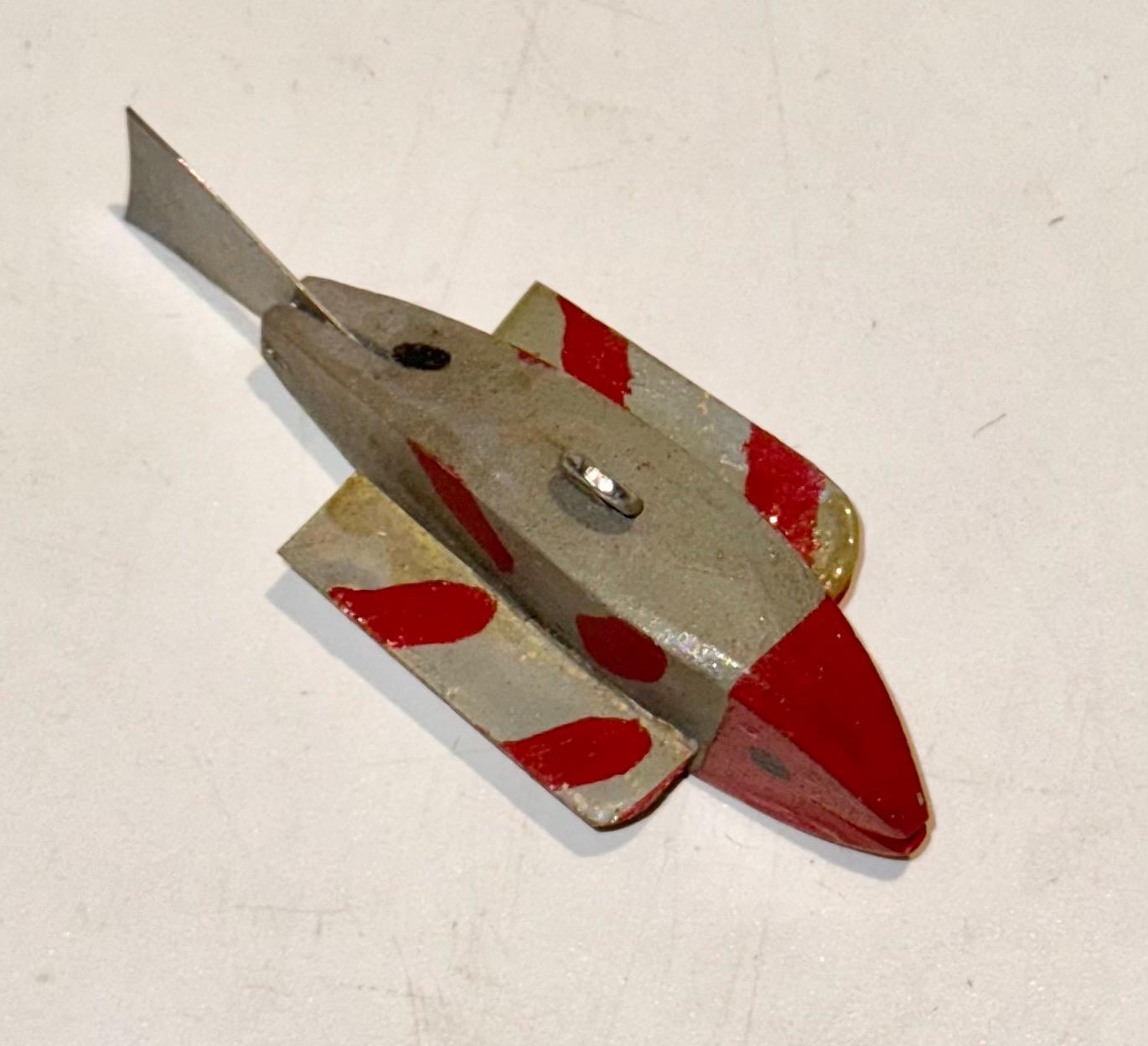 Ancien leurre de pêche en bois sculpté art populaire carpe