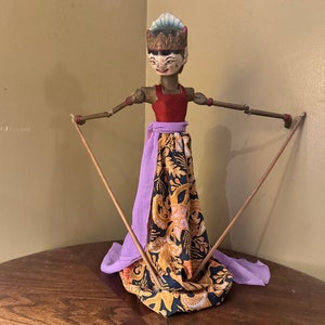 Vintage handgeschnitzte indonesische Wayang Golek Rod Puppe Polychrome geschnitzte Helm Holzständer balinesische Batik Volkskunst Puppenskulptur 17 ”groß