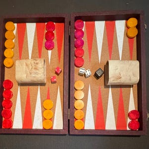 Set da backgammon vintage in bachelite con custodia rigida in similpelle, pezzi da gioco Catalin rossi e caramello con dadi a tazza Cardinal Industries e cubo del raddoppio