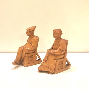 ヴィンテージ ミッドセンチュリー カナダ フォークアート 彫刻 ロッキングチェアの男性と女性 ミニチュア 彫像 彫刻 D. デイグル ケベック アウトサイダー アート 彫像