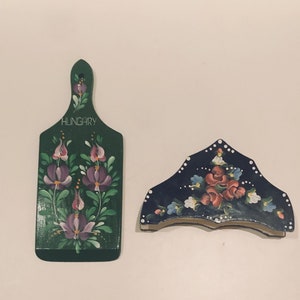 Arte popular húngaro de madera servilletero floral estante para cartas y tabla de cortar en miniatura colgante de pared con cuchara de madera pequeña Chili-Trade KFT