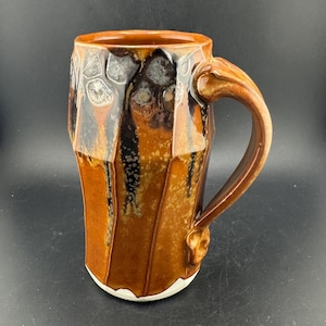 Vintage Phil Mayhew Studio Pottery Stort Hanterat Mugg Öl Stein Twisted Sculpted Brun och Svart Drip Glasyr Beersheba Porslin Tennessee