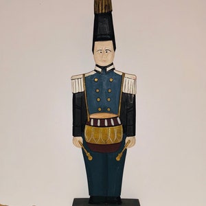 Vintage handgemachte Volkskunst Holz Drum Major geschnitzte Statue Holz Spielzeug Soldat Militär Bandsman Skulptur Musikalisches Schlagzeuger Geschenk