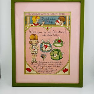 Charmanter Vintager Joan Walsh Anglund Kinderseite Februar Valentine Papierpuppe Druck „Little Emily Frags“ Eingerahmt Mattierter Schatz Geschenk