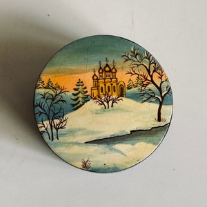 Charmig vintage rysk lackerad träprydnadsask vinterkyrka snölandskap sovjetisk folkkonstlåda med lock