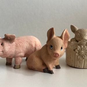Fun Vintage Pig Figurine Collection Windcense WN-524 Pig in Barrel United Design Corp plus Young’s Resin Pigs Piglets 1990s 3 Piggies!