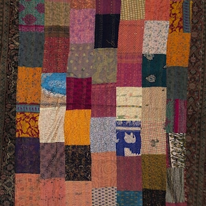 Levendige geborduurde boho Indiase patchwork quilt veelkleurige etnische handgeborduurde muur hangende quilt olifant paisley heldere Indiase quilt