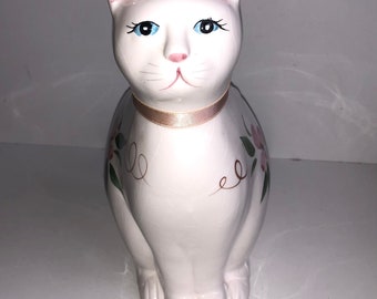 Estátua vintage de gatinho sentado em cerâmica com flores rosa, estatueta de gatinho branco de olhos azuis.