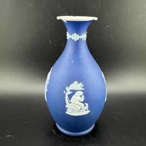 Jarrón antiguo de jaspe cobalto Wedgwood con querubines, personas y perros, Cupido tocando la lira, jarrón con tallo de jaspe, maceta Posey de antes de 1920, ROTO TAL COMO ESTÁ