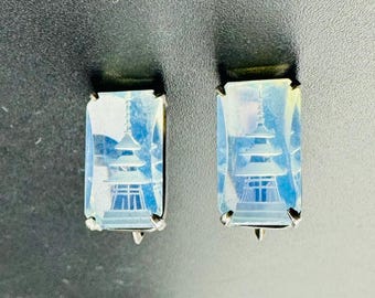 Antyczne japońskie kolczyki z kryształami w stylu pagody, zdobione techniką intaglio, ze srebra, odwrócone, rzeźbione, opalizująco-niebieskie kryształy, ok. 1940-1950