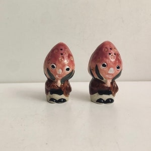 Vintage Anthropomorphic Erdbeer Kopf Salz und Pfefferstreuer Retro Pink Kitschy Kitchen Big Eyed Fruit Cottage Core