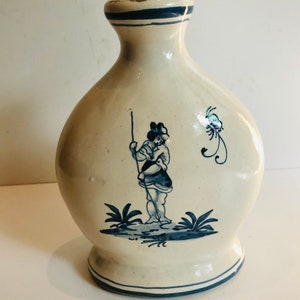 Frasco de cerámica azul y blanco inusual. Aceitera de Delft con diseño de pescador pintado a mano. ¿Cerámica italiana o francesa Moutiers? Loza de Delft.