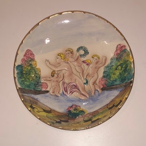 Vintage verzierte italienische Capodimonte Cherub Geschichte hängende Platte ausgebogt Made in Italy Majolica Angel Relief Design Großmutter Core Decor