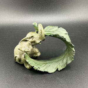 Vintage metalen olifant servetring Trunk Up Lucky dikhuidige met bladring zwaar nepbrons Duizelig patina Safari-thema tafeldecor