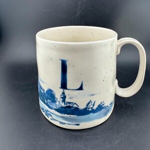Mug Anthropologie d'occasion, lettre L flottante, monogramme L, initiales bleues et graphismes paysage eBay, glaçure mouchetée, tasse à café en grès de qualité image 4