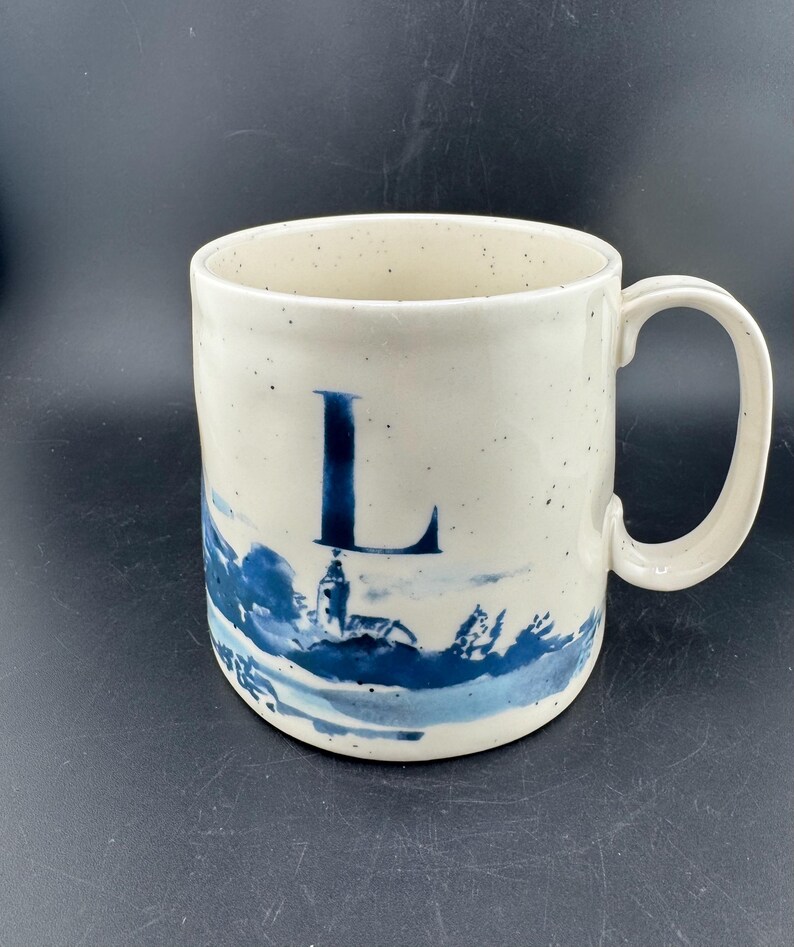 Mug Anthropologie d'occasion, lettre L flottante, monogramme L, initiales bleues et graphismes paysage eBay, glaçure mouchetée, tasse à café en grès de qualité image 4