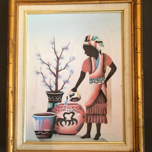 Puede incluir: Una pintura enmarcada de una persona con un vestido colorido vertiendo agua de una jarra en una olla grande. La olla tiene un diseño en blanco y negro. Hay una olla más pequeña a la izquierda de la olla grande y un árbol pequeño en el fondo.