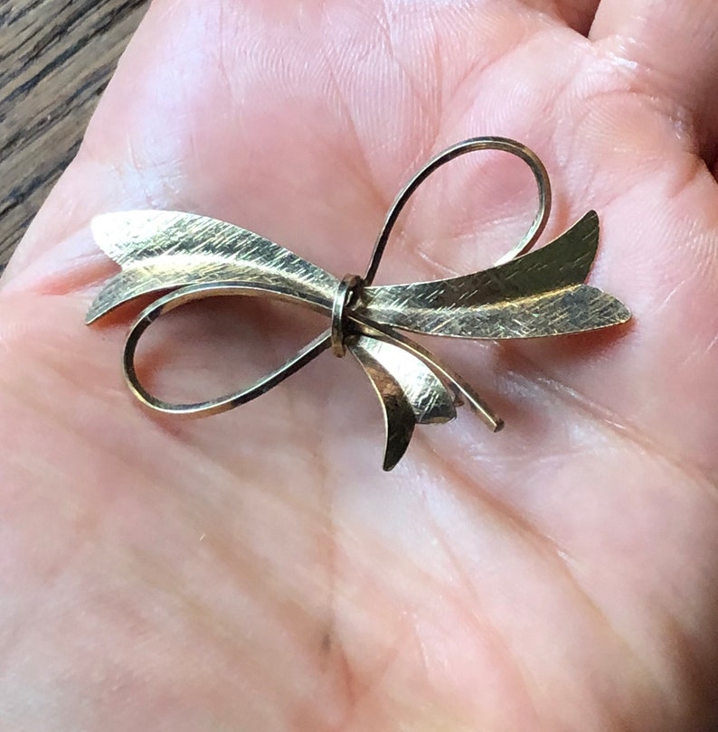Vintage Carl Art Brooch Modernist Gold Filled Brooch Retro Ribbon Figural Brooch with Florentine Finish