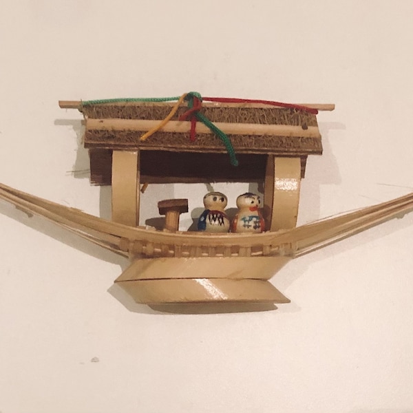 Vintage miniature japonaise Kokeshi poupée personnes dans un bateau en bambou, Japon, décor asiatique du milieu du siècle, ethnique Mini bateau de plaisance en bois, sculpture