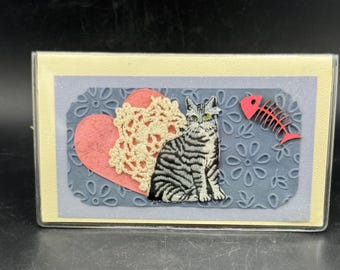 Vintage Jades Menagerie Tabby Cat Collage okładka na czek, fantazyjna haftowana w paski kotek i ryba, szydełkowa serwetka w kształcie serca, ręcznie robiona sztuka ludowa
