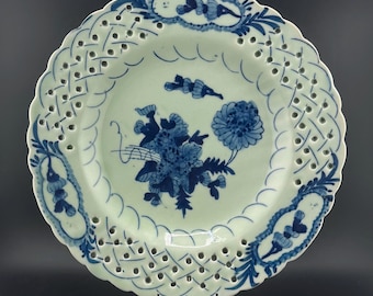 Antieke Chinese export blauw-wit porseleinen bord met netvormige doorboorde kanten rand handgeschilderde bloemen Qianlong oude stempel
