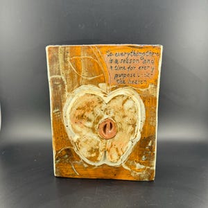 Puede incluir: Un azulejo de cerámica con un diseño de manzana marrón y blanco. El azulejo tiene una cita inscrita: "To everything there is a season and a time for every purpose under the heaven."