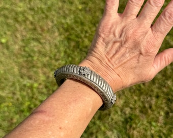 Bracelet manchette tribal bédouin ancien en argent, fleurs repoussées travaillées à la main, 28 grammes