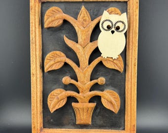 Divertida escultura de pared de madera vintage hecha a mano con forma de búho, estilo de mediados de siglo.