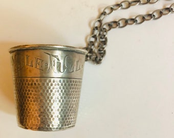 Antik Wallace Sterling Silver Thimble Shotglas Halsband Secret Stash Box Hänge Sömmerska Gåva Rolig Barservis ca 1910