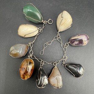 Pulseira vintage de ágata com pingentes, feita à mão com pedras polidas e gemas verdadeiras. imagem 2