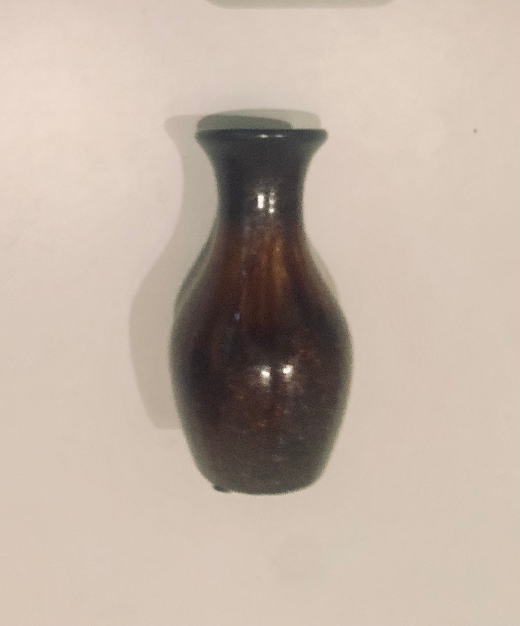 手作り陶器 花瓶 茶色 小さな工房製陶器の花瓶、茶色の釉薬、手作り、高さ13 cm、底の刻印