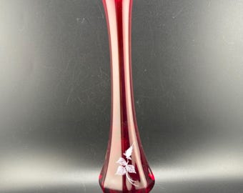 "Vintage Handgemalter Künstler signiert Fenton Cranberry Ruby Glass Hochfüßige geschwungene Vase Weiße Rose ""Love"" Knospe Vase."