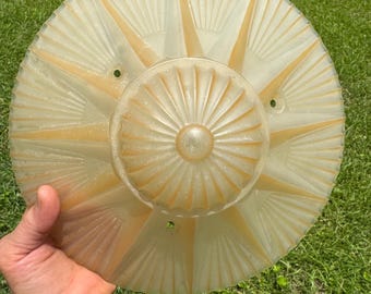 Lampadario vintage Art Déco MCM con paralume a stella in vetro ambrato satinato, forma a cupola, senza catene o accessori.