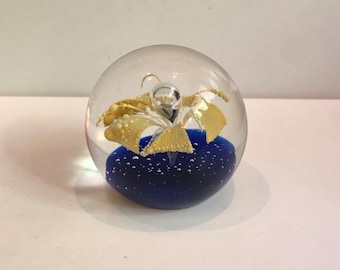 Magnifique presse-papier en verre d'art vintage, bulles contrôlées bleu cobalt, fleur jaune, floraison florale, sculpture de style murano
