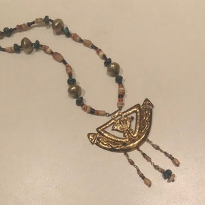 Hippie Tribal Vintage Maya Maske Ton & Stein Perlen Halskette mit großem Messing Azteken Inka Krieger Anhänger Quaste Precolumbianischen Stil