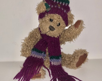 Bouton vintage en laiton original « Dooley » en bonnet d'hiver et écharpe articulée ours en peluche Pickford Bears articulé en peluche 1996
