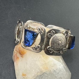 Pulseira vintage em prata de lei com máscara, painéis de vidro espelhado azul, estilo maia, asteca, calendário celestial mesoamericano, 36g.