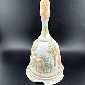 Caja de música de porcelana pintada a mano Lefton Bell de 1982. Colección Christopher. Reproduce Holy Night Geo Z Lefton 03482.