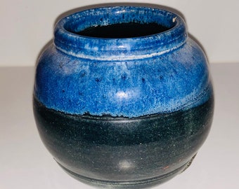 Vaso a sfera in ceramica da studio vintage, firmato dall'artista, realizzato a mano e smaltato blu.