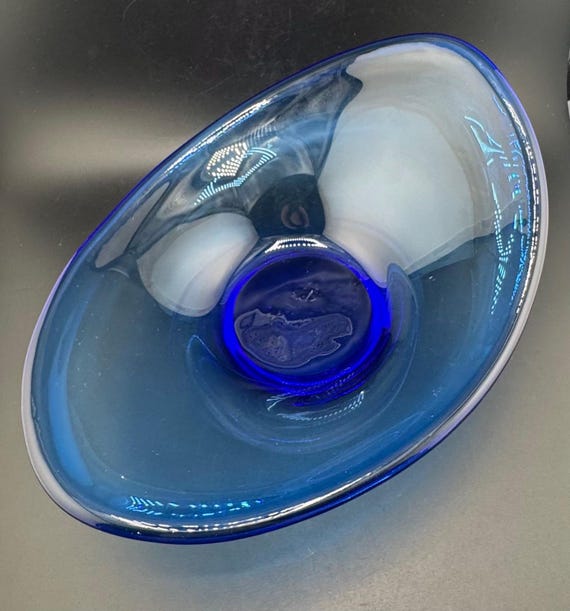 Vintage MCM Holmegaard Oval Asymmetrische Glasschale Selandia Blau Trinket Dish Pro Lutken Skulptur Skandinavische Modernist Obstschale