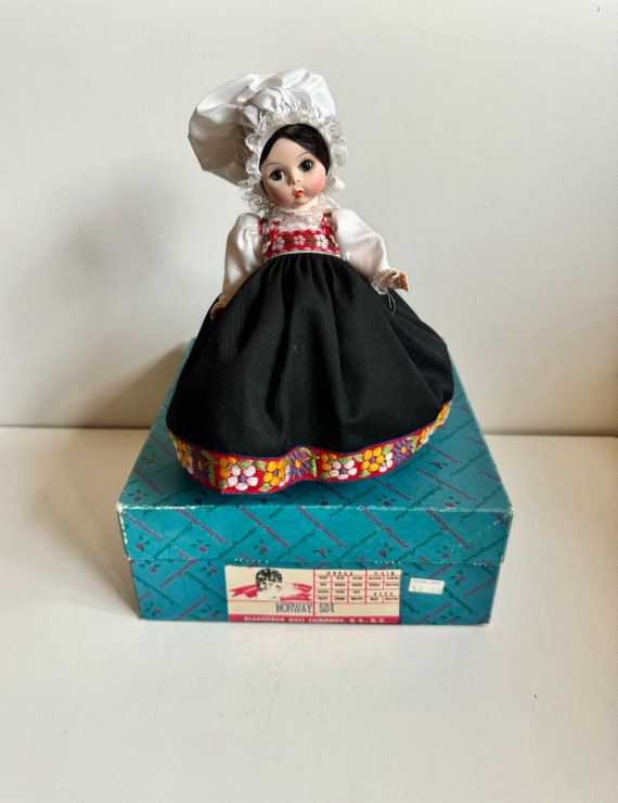 人形 Madame Alexander Country Christmas Doll Vintage Madame Alexander Norway #584 8” International Doll Near